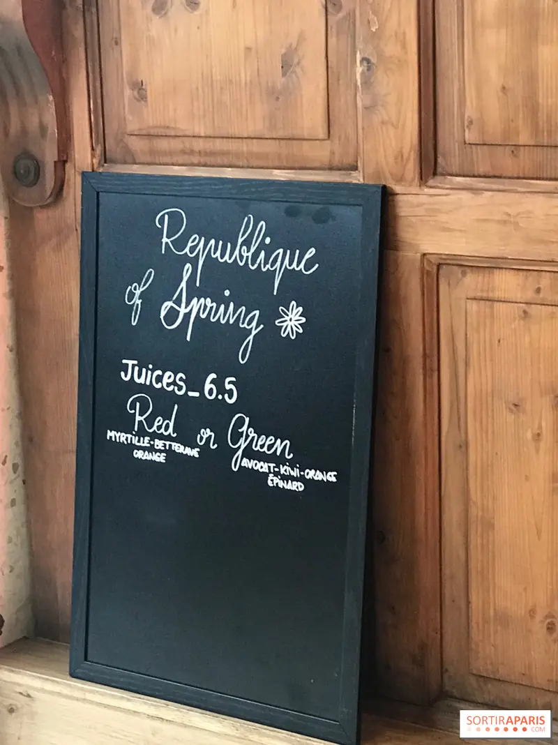 Une ardoise « Republique of Spring » annonçant les jus du moment