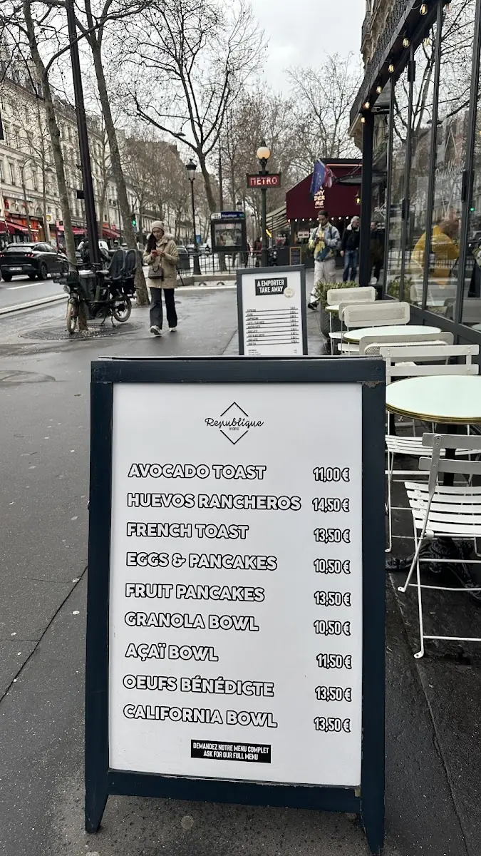 Le boulevard Saint-Martin et le chevalet du café sur le trottoir