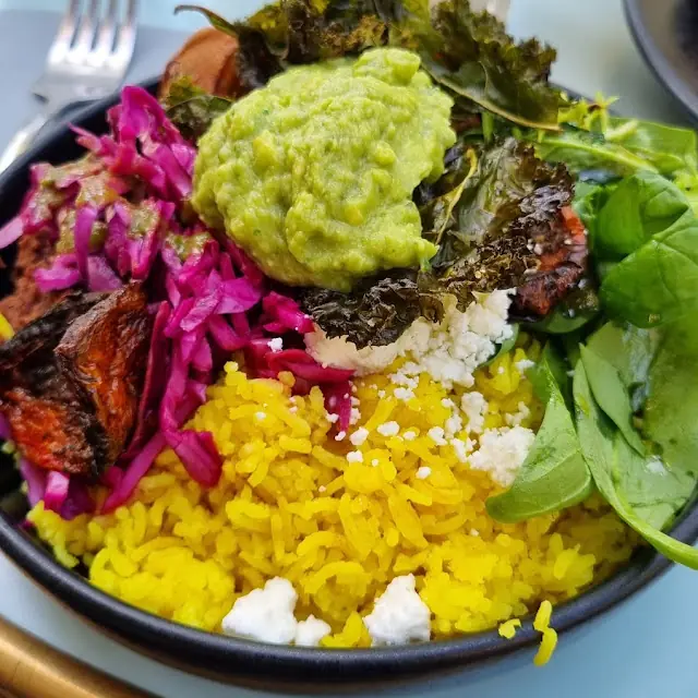 California bowl : riz, chou rouge, guacamole et feta