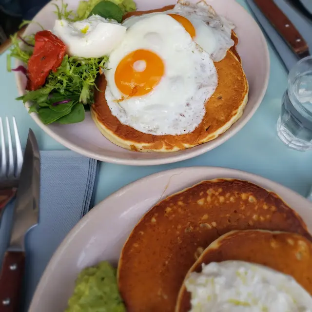 Pancakes et œufs au plat avec salade