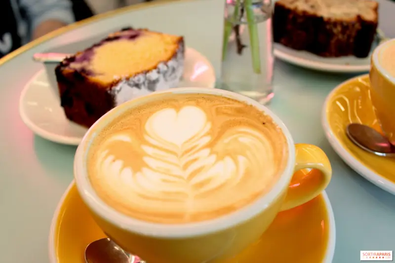 Latte art en cœur et part de cake