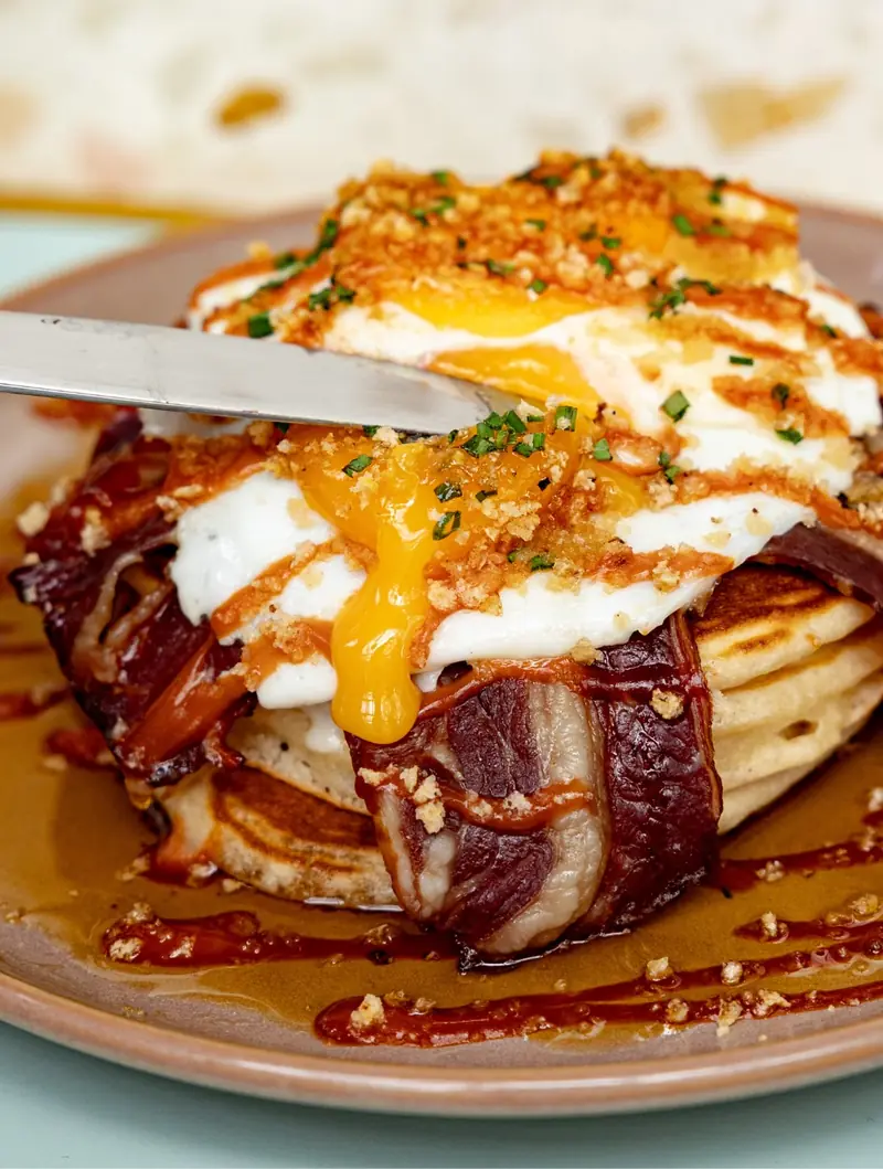 Bacon pancakes, œuf au plat coulant, sauce barbecue et panko
