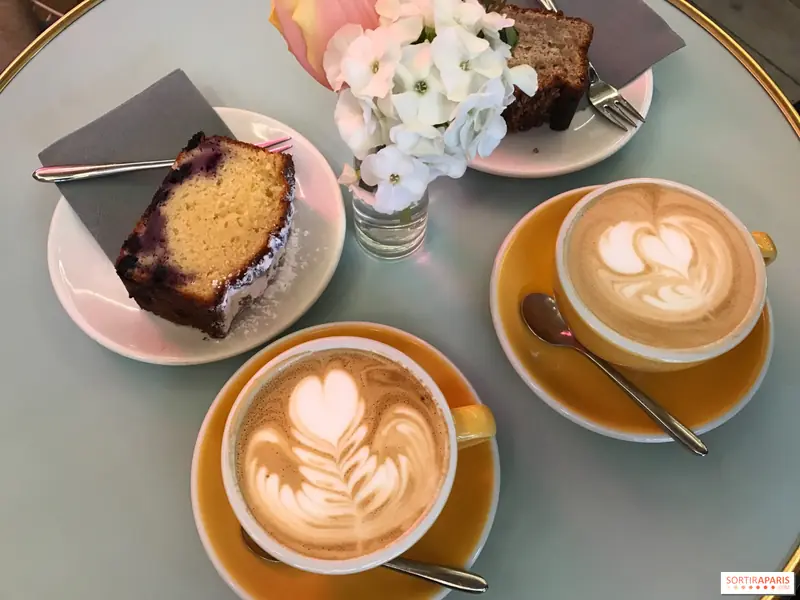 Deux lattes, des cakes et un bouquet de fleurs