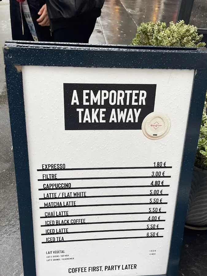 Le tableau « À emporter / Take away » : Coffee first, party later